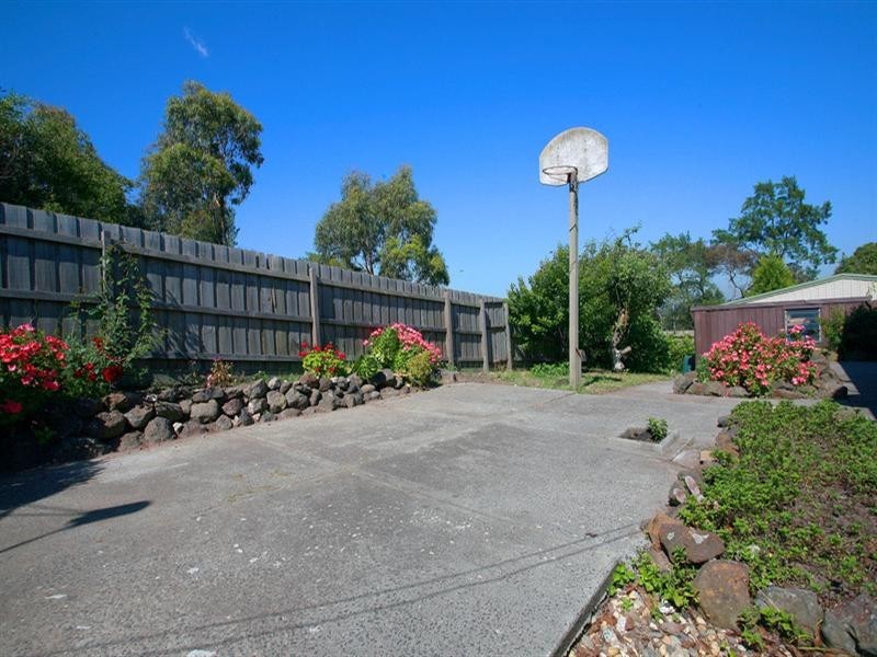 8 Aquila Crescent, Endeavour Hills VIC 3802