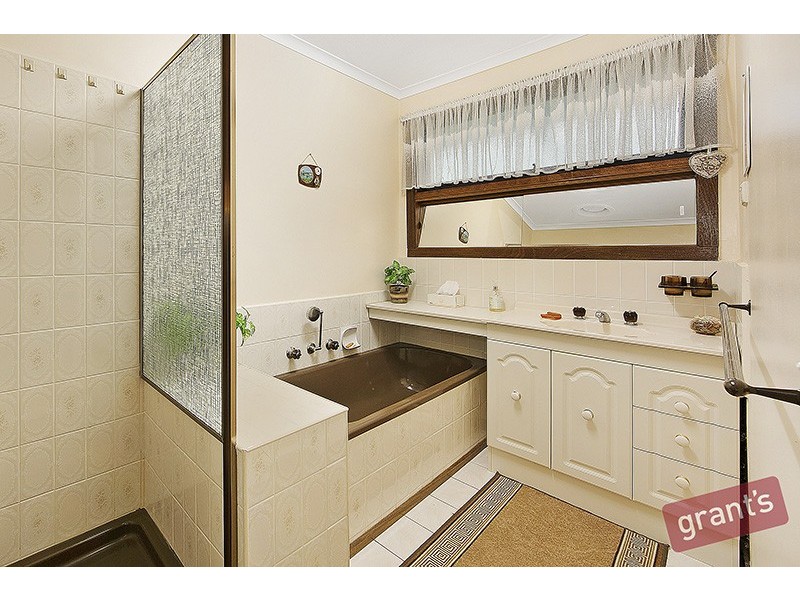 15 Kinkead Crescent, Endeavour Hills VIC 3802