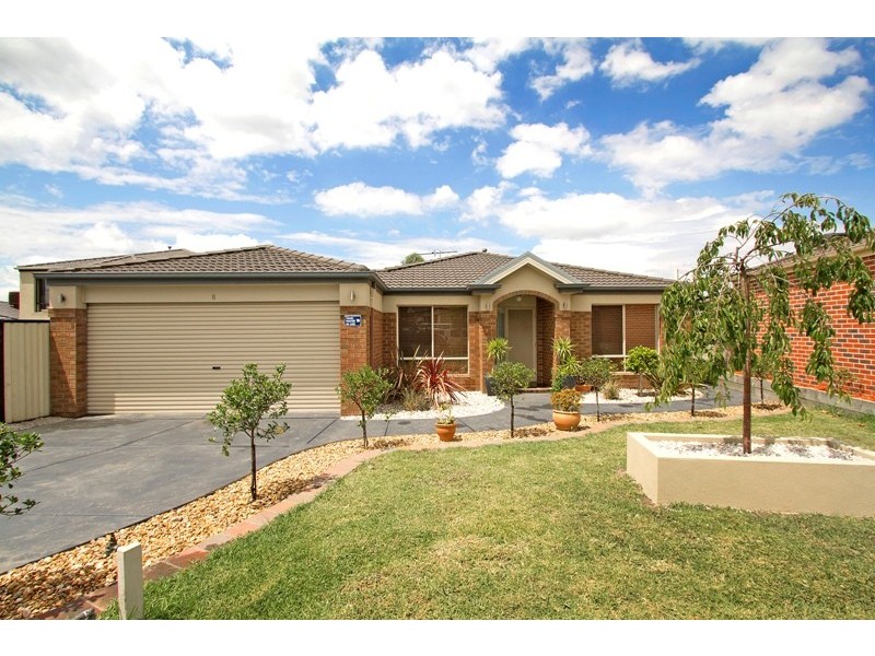 8 Blandford Crescent, Narre Warren South VIC 3805