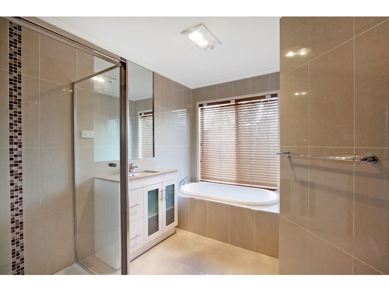 8 Blandford Crescent, Narre Warren South VIC 3805