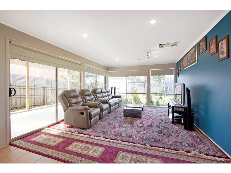 8 Blandford Crescent, Narre Warren South VIC 3805