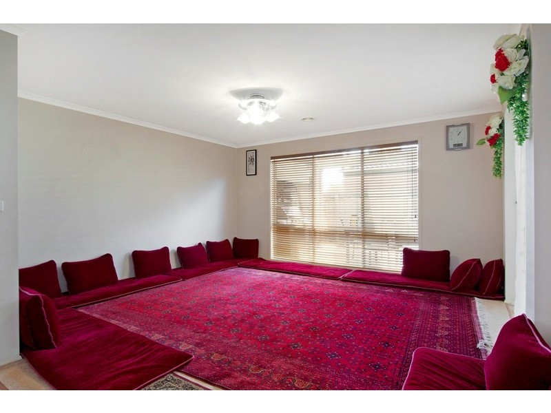 8 Blandford Crescent, Narre Warren South VIC 3805