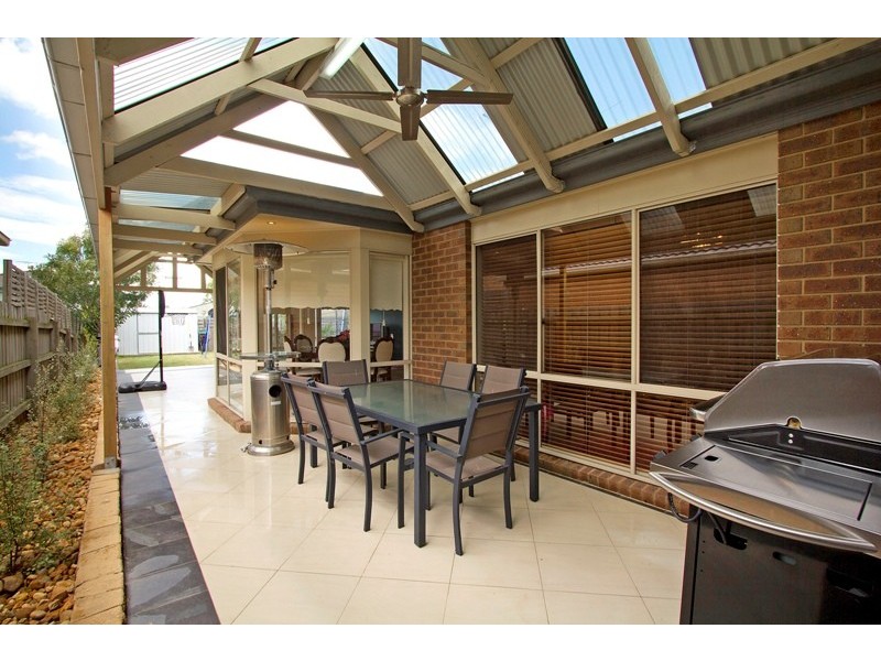8 Blandford Crescent, Narre Warren South VIC 3805