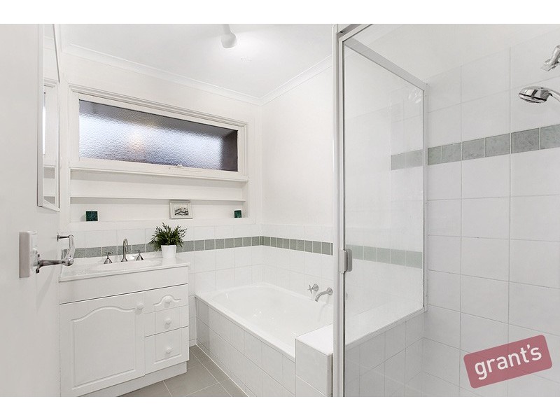 9 Derry Close, Endeavour Hills VIC 3802