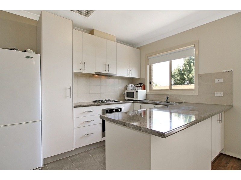 2/27 Louis Street, Doveton VIC 3177