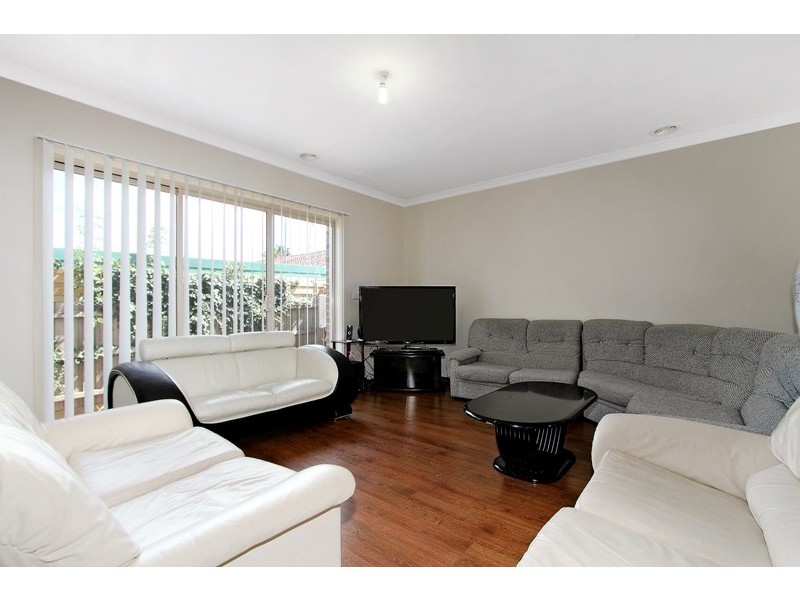 2/27 Louis Street, Doveton VIC 3177