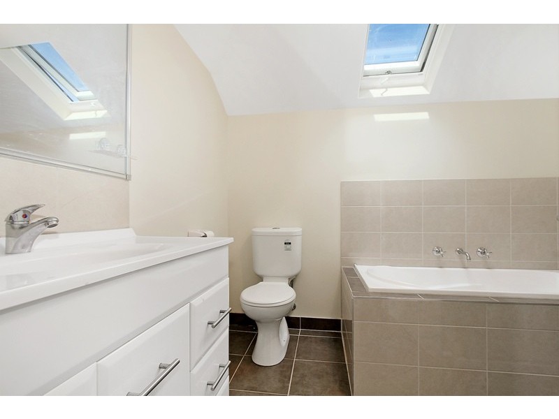 2/27 Louis Street, Doveton VIC 3177
