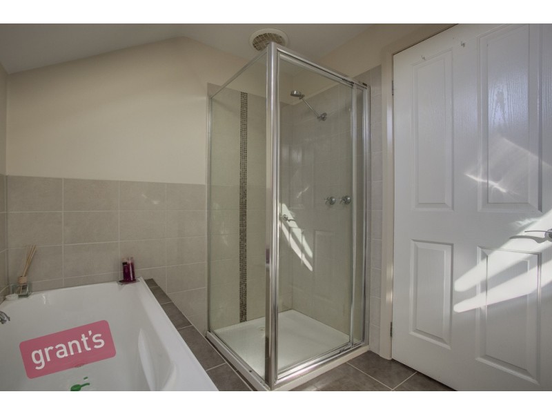 2/27 Louis Street, Doveton VIC 3177