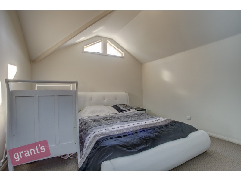 2/27 Louis Street, Doveton VIC 3177