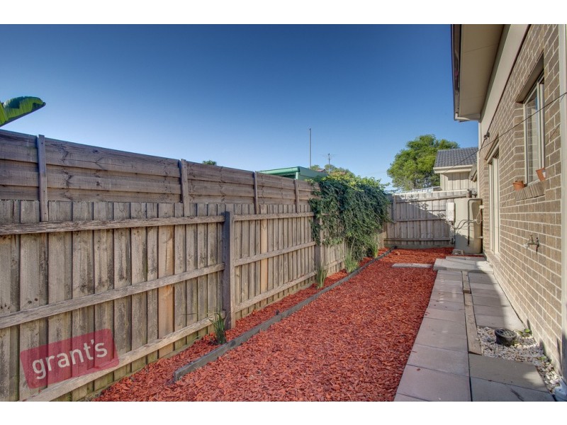 2/27 Louis Street, Doveton VIC 3177