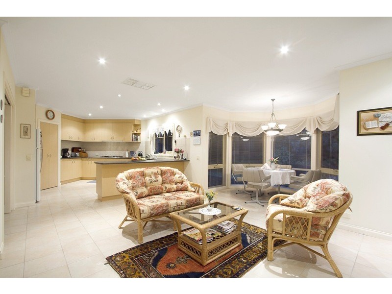 21 Maryrose Crescent, Endeavour Hills VIC 3802