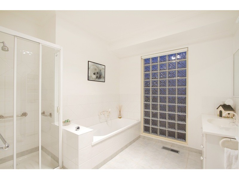 21 Maryrose Crescent, Endeavour Hills VIC 3802