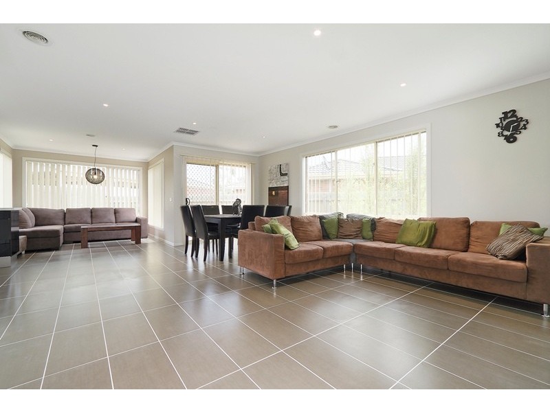 47 Sallybrook Circuit, Narre Warren VIC 3805