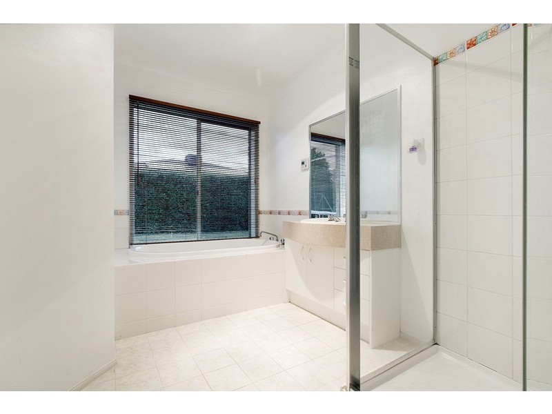 17 Robinswood Parade, Narre Warren South VIC 3805