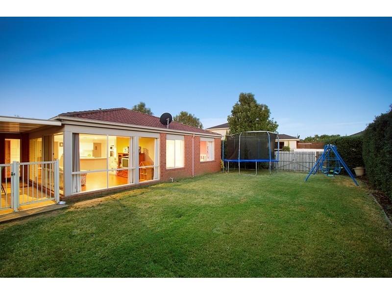 17 Robinswood Parade, Narre Warren South VIC 3805