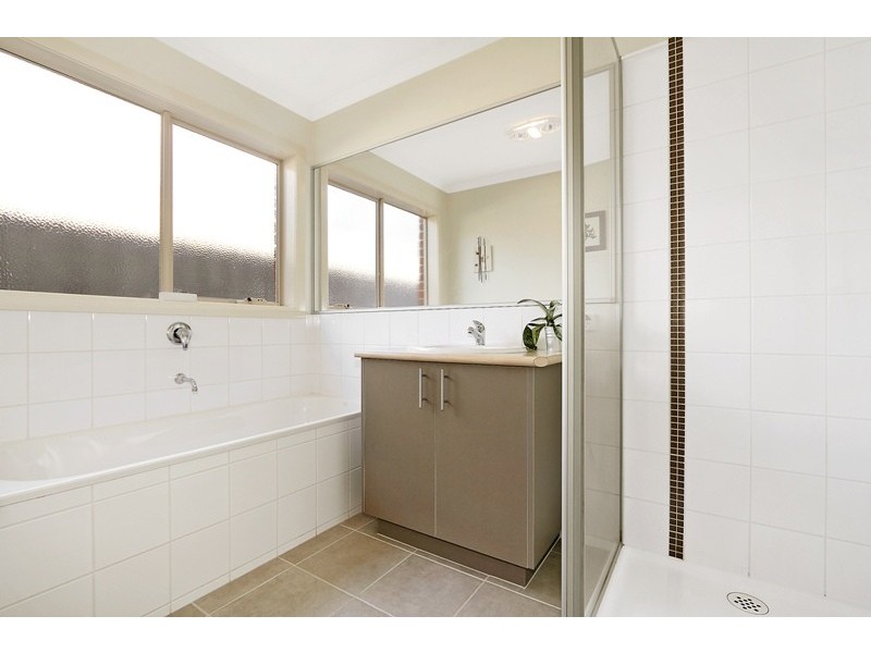 4b Meribel Way, Lynbrook VIC 3975