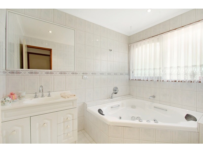 5 Grove End Road, Endeavour Hills VIC 3802