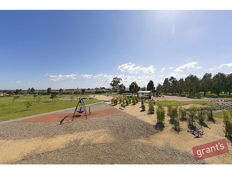 27 Westmoreland Avenue, Cranbourne North VIC 3977