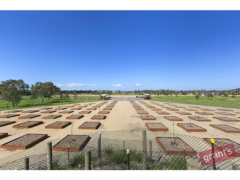 27 Westmoreland Avenue, Cranbourne North VIC 3977