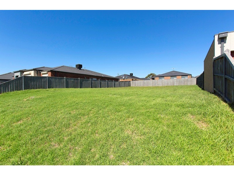 27 Westmoreland Avenue, Cranbourne North VIC 3977