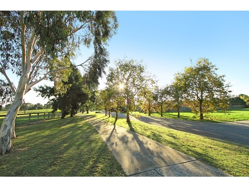 9 Heathdale Road, Narre Warren North VIC 3804