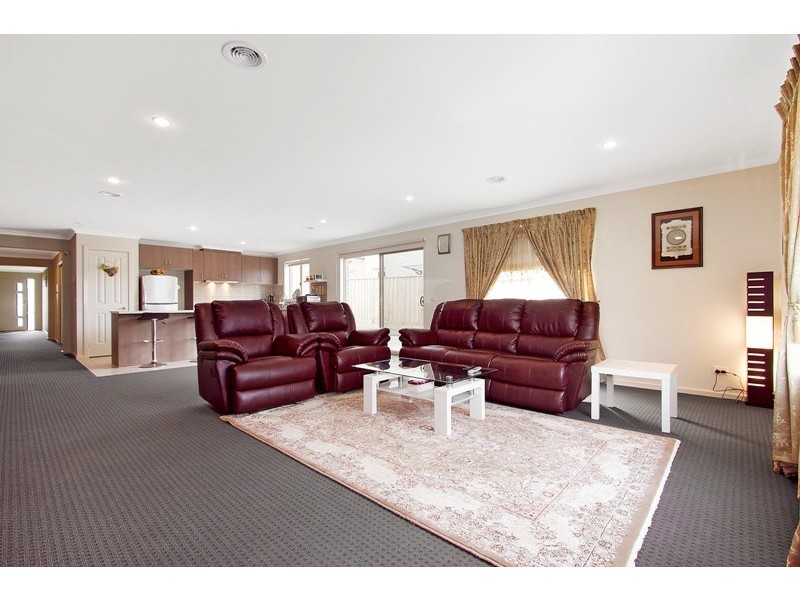 15 Olivebank Crescent, Cranbourne North VIC 3977