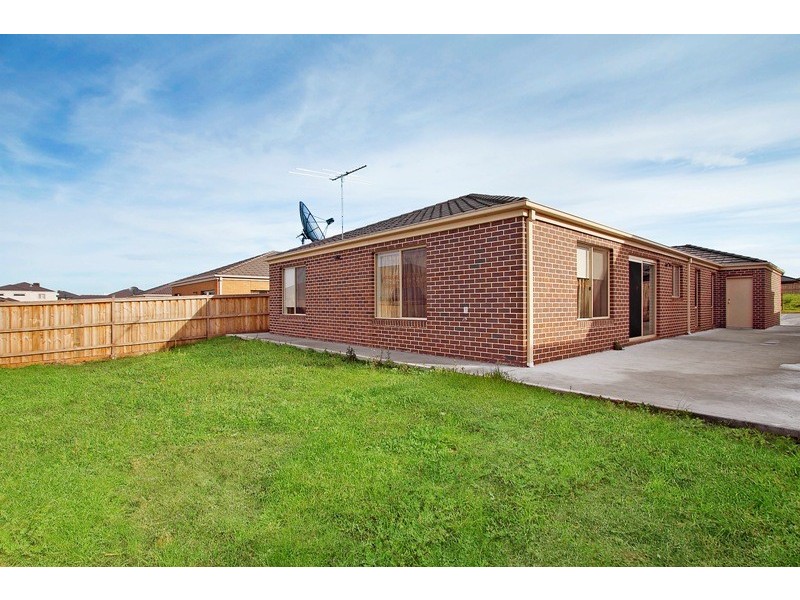 15 Olivebank Crescent, Cranbourne North VIC 3977