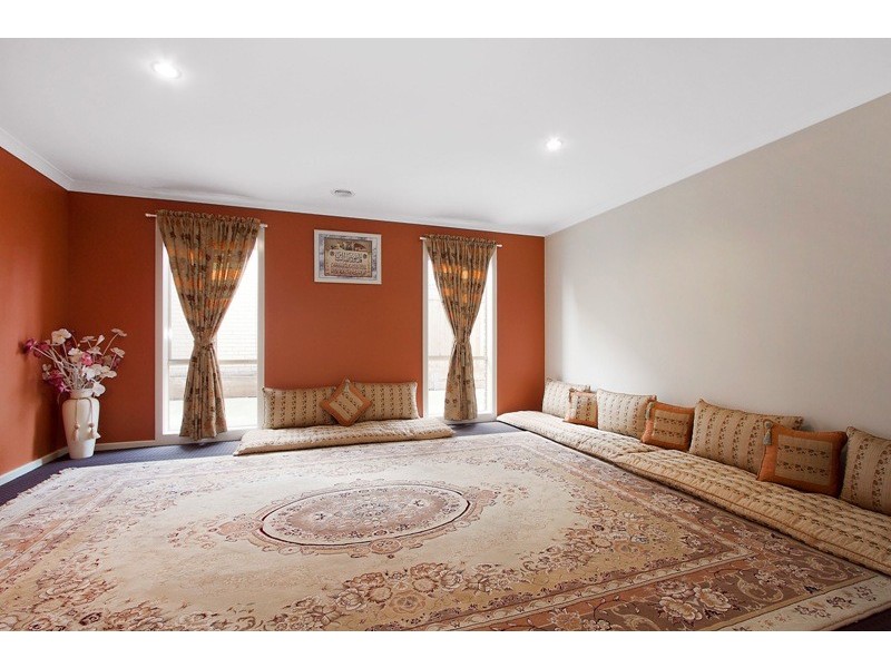 15 Olivebank Crescent, Cranbourne North VIC 3977