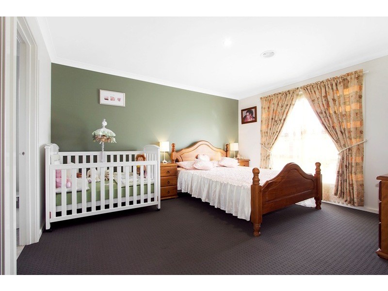 15 Olivebank Crescent, Cranbourne North VIC 3977