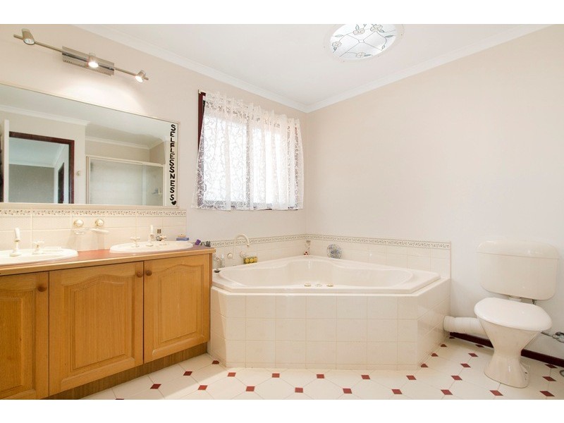 5 Ainsleigh Court, Narre Warren VIC 3805