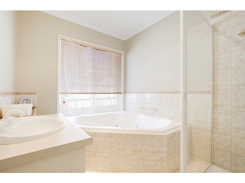 31 Kippenross Drive, Narre Warren South VIC 3805