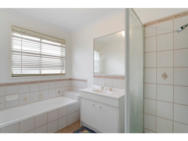 1 Emoh Close, Cranbourne VIC 3977