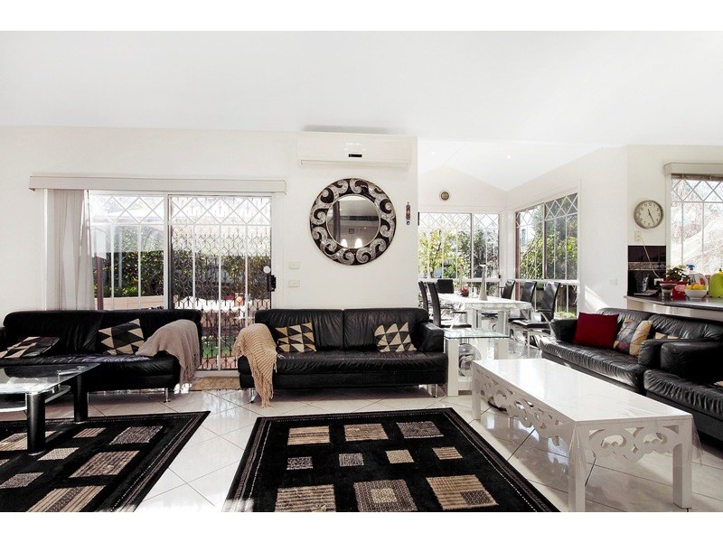 25 Maryrose Crescent, Endeavour Hills VIC 3802