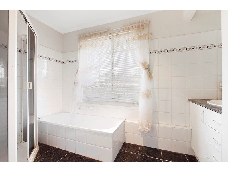 25 Maryrose Crescent, Endeavour Hills VIC 3802