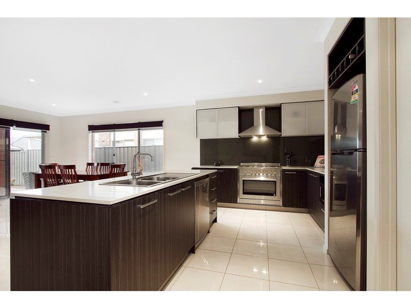 31 Kindred Avenue, Cranbourne North VIC 3977