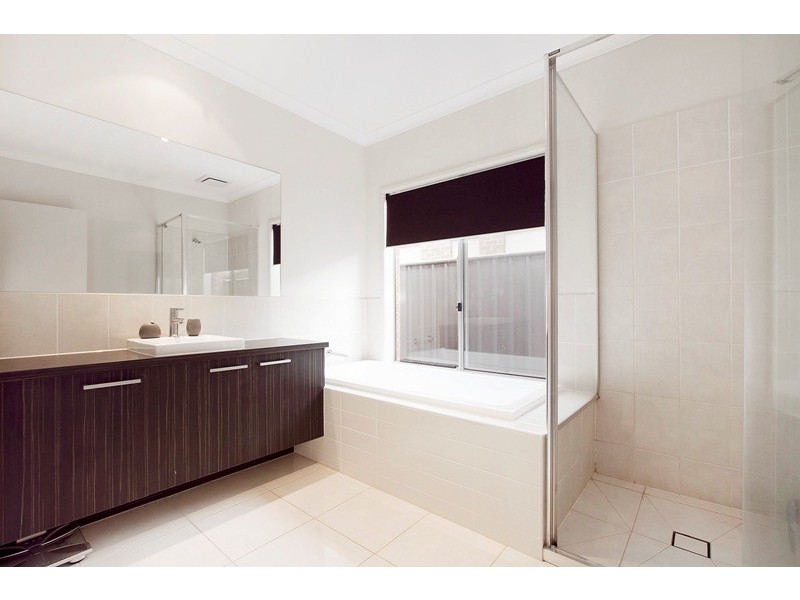 31 Kindred Avenue, Cranbourne North VIC 3977