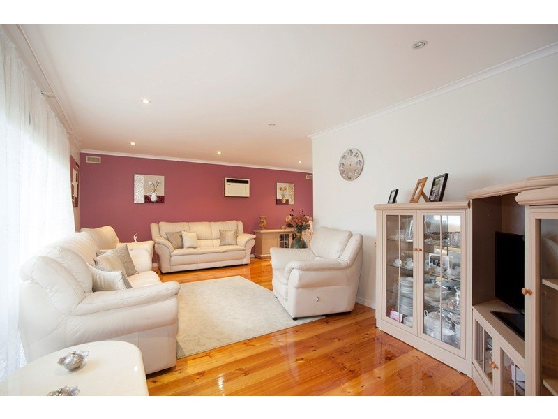 63 Sydney Parkinson Avenue, Endeavour Hills VIC 3802