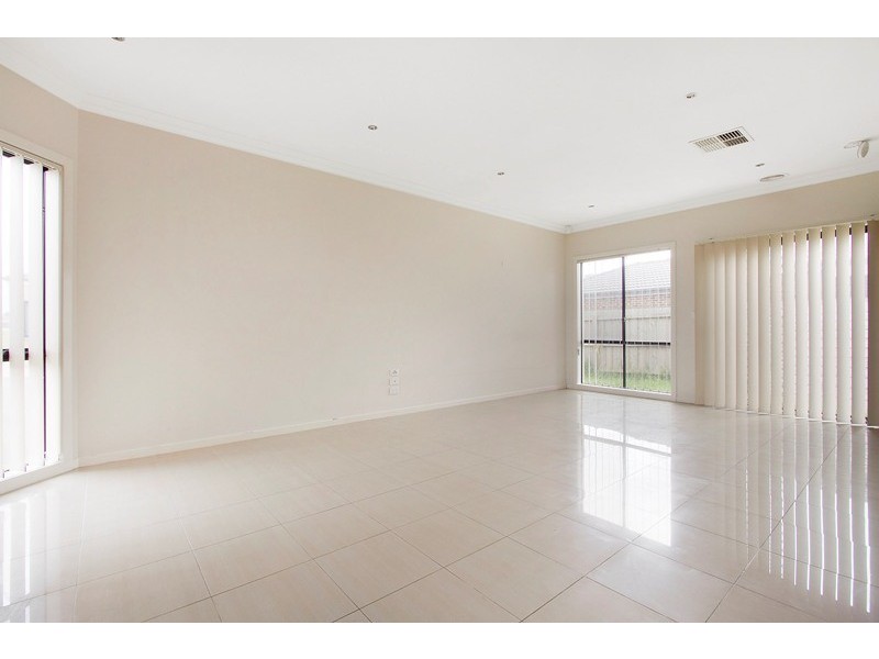 8A Kingsfield Crescent, Lynbrook VIC 3975