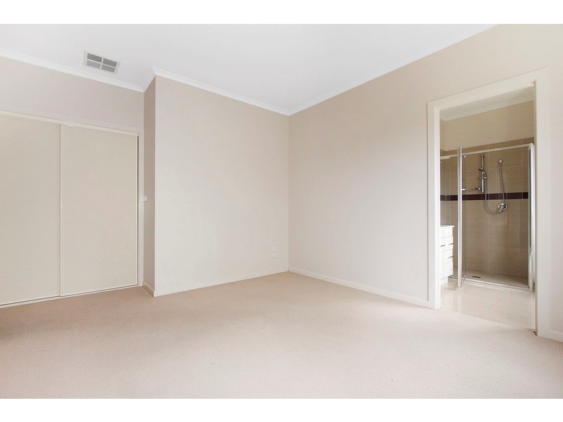 8A Kingsfield Crescent, Lynbrook VIC 3975