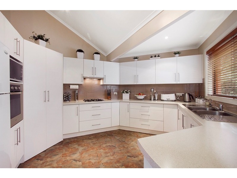 8 Monica Close, Endeavour Hills VIC 3802