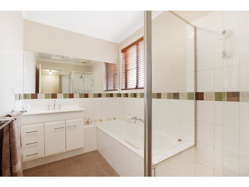 8 Monica Close, Endeavour Hills VIC 3802