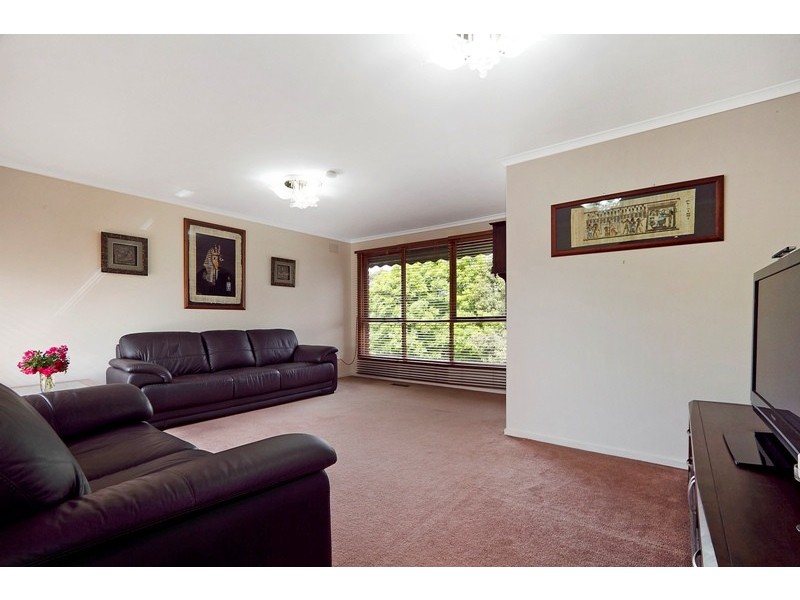 18 Sydney Parkinson Avenue, Endeavour Hills VIC 3802