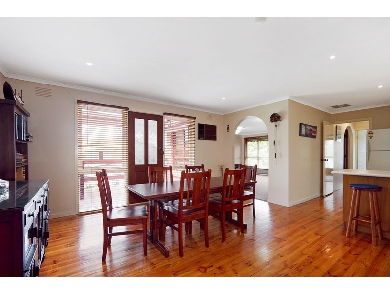 18 Sydney Parkinson Avenue, Endeavour Hills VIC 3802