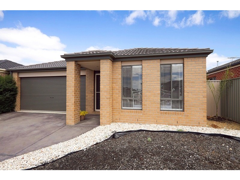 17 Archers Field Drive, Cranbourne East VIC 3977