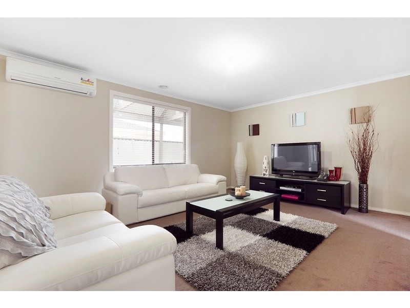 17 Archers Field Drive, Cranbourne East VIC 3977