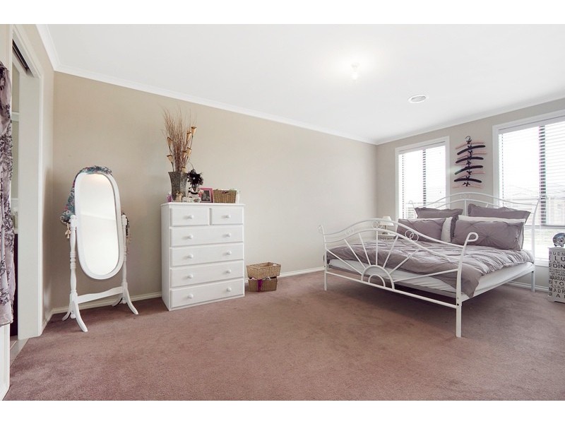 17 Archers Field Drive, Cranbourne East VIC 3977