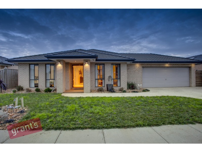 8 Howe Way, Cranbourne East VIC 3977