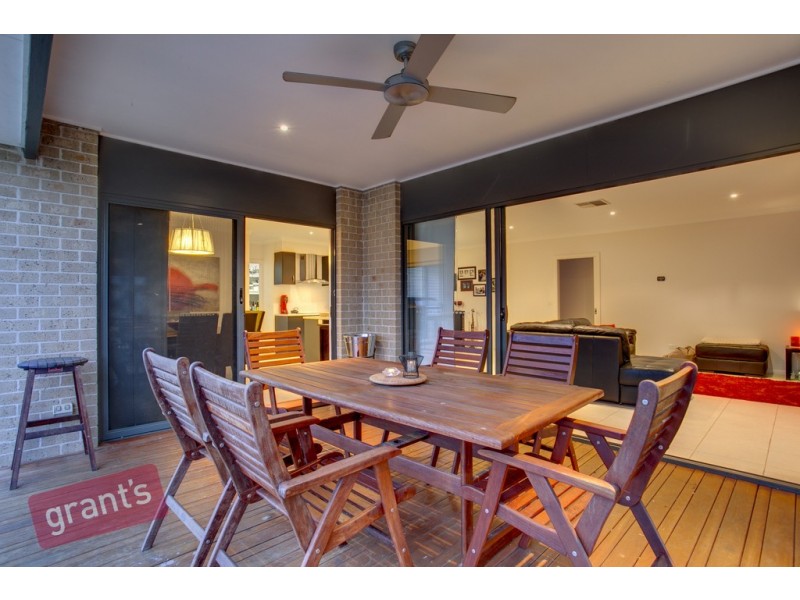 8 Howe Way, Cranbourne East VIC 3977