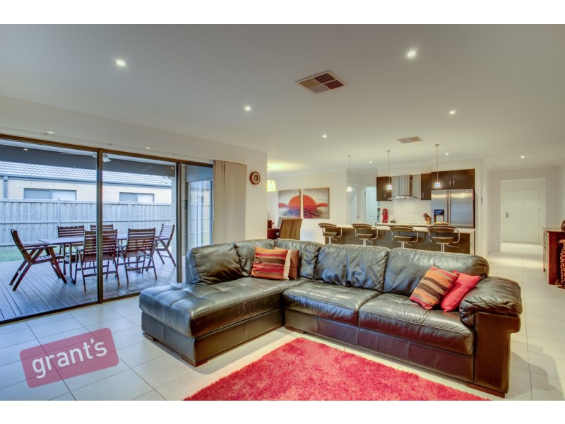 8 Howe Way, Cranbourne East VIC 3977