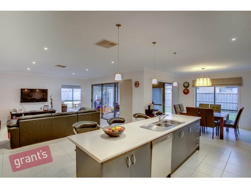 8 Howe Way, Cranbourne East VIC 3977